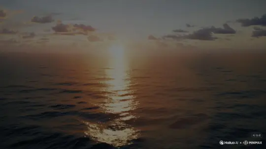 [全景镜头, 水平弧线运动, 缓慢俯角变化]夕阳正沉入海平面，橙红色的光芒穿透稀薄云层，为广阔无垠的海面镀上一层流动的熔金，镜头以120fps的帧率细腻呈现水波的每一次起伏与光线的复杂折射，营造出一种宏大而孤寂的氛围；远方一个物体高速接近，[远摄镜头推进, 低空平行追蹤, 动态变焦]镜头迅速跟进，从一个模糊的轮廓清晰化为一具人形金属构造体，它以惊人的速度掠过海面，机体与空气剧烈摩擦产生的热量扭曲了后方景象，蓝色离子尾迹在空中留下一道短暂而炽热的轨迹；[近距离轨道运镜, 螺旋上升审视, 局部超慢镜]在240fps的超慢镜头下，机体表面的复合装甲纹理清晰可见，上面沾染着高空结成的冰晶，微型转向喷口在调整平衡时喷射出短暂的气流，足底推进器喷射的等离子体将下方海水加热至沸腾，激起大片白色水雾；[快速向后拉升, 广角仰视, 高空悬停俯瞰]机甲在海岸线前骤然减速，强大的惯性力在其周围形成可见的空气湍流，它静静悬浮着，下方海面因其强大的能量场而形成一个巨大的漩涡，金属身躯在暮光中如同一尊沉默的神祇，散发着深不可测的威严。 by Hailuo AI Video Generator