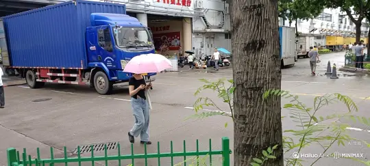 帮我生成一个视频：让图片中的场景动起来，人物变成无数灰色颗粒消失在视频中，向右吹走，原比例。比例 16:9，时长 5s，模型 高品质[右移,跟随][右移,左摇,跟随] by Hailuo AI Video Generator