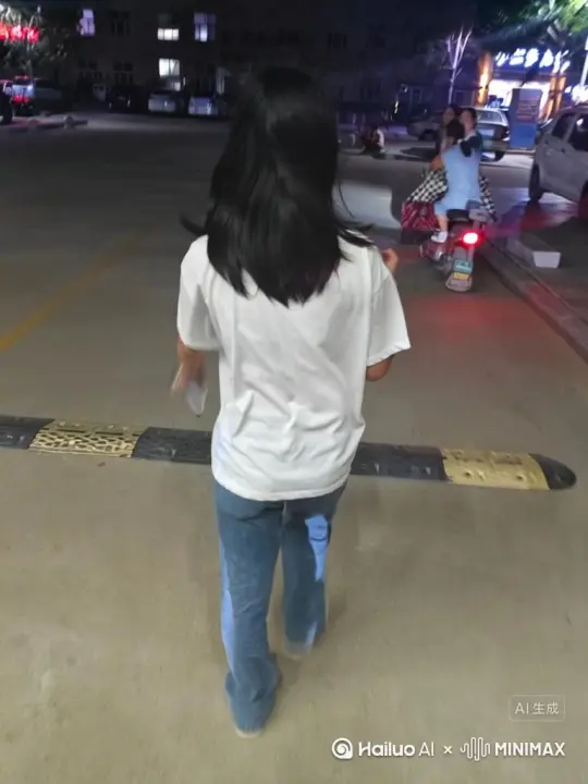 让图片中的场景动起来，人物变成无数灰色颗粒消失在视频中，向右吹走，原比例。比例 16:9，时长 5s，模型 高品质 by Hailuo AI Video Generator