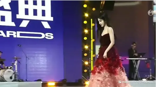 帮我帮我生成一个视频:让图片中的人物变成无数红色沙尘消失在视频中，向右吹走，(沙尘数量只在人物慢慢中涌出，然后消失)原比例。模型 高品质 by Hailuo AI Video Generator