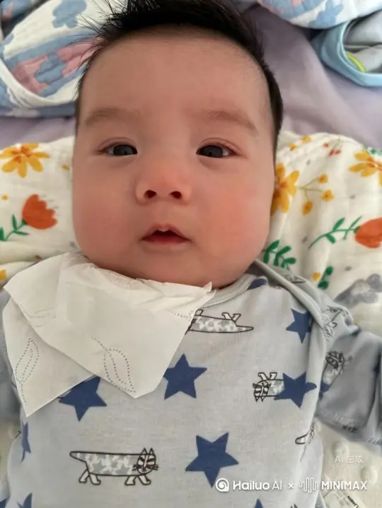 图中的宝宝在未来的人造的模仿母亲怀抱的保温仓中醒来，并由机器进行喂奶、清洗和安抚，场景简洁并极具未来感。 by Hailuo AI Video Generator