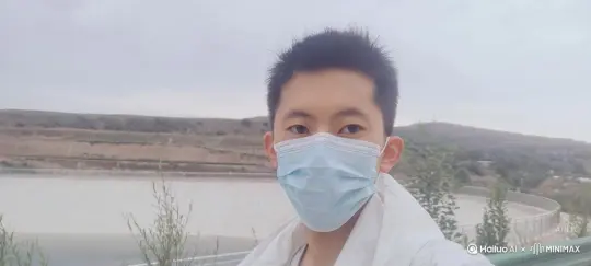 帮我生成一个视频：让图片中的场景动起来，人物变成无数玫瑰花瓣瞬间炸开之后人物消失在视频中，向右大片吹去，原比例。比例 16:9，时长 5s，模型 高品质[推出,上升,下摇] by Hailuo AI Video Generator