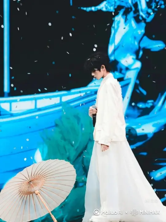 主体人物身上变出一大团微小深红色花瓣，花瓣向外爆炸式扩散主体人物身体，随之从四肢开始逐渐瓦解，化作无数红色粒子轻盈飘散，最终人物完全消失在漫天飞舞的花瓣中，人物完全消失，写实风格电影光效 by Hailuo AI Video Generator