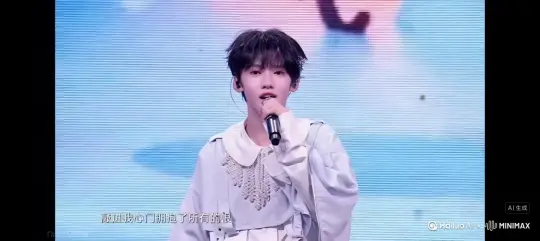 让图片中的场景动起来，人物变成无数淡蓝色玫瑰花瓣加白色烟雾消失在视频中，向右吹走，原比例。比例 16:9，时长 5s，模型 高品质 by Hailuo AI Video Generator