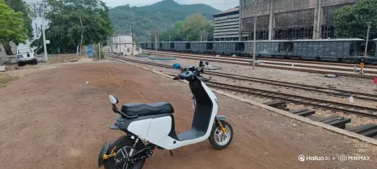 帮我生成一个视频：让图片中的场景动起来，车辆变成无数灰色颗粒消失在视频中，向右吹走，原比例。比例 16:9，时长 5s，模型 高品质[右移,左摇,跟随] by Hailuo AI Video Generator
