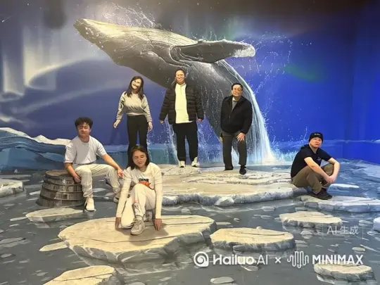 鲸鱼从水里跃出，带起巨大水花，水珠四溅，画面里的人都笑着躲避，冰面也开始裂开了，前面的女孩惊慌失措，后面的人伸出手准备救前面的女孩。 by Hailuo AI Video Generator