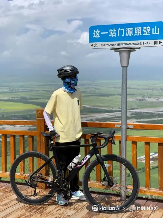 将背景和地面换成海洋和沙滩，人物的左手拿着一朵玫瑰，举起来闻一下后，自己也全身变成玫瑰，人和车完全消失，氛围感强烈。[右移,左摇,跟随] by Hailuo AI Video Generator