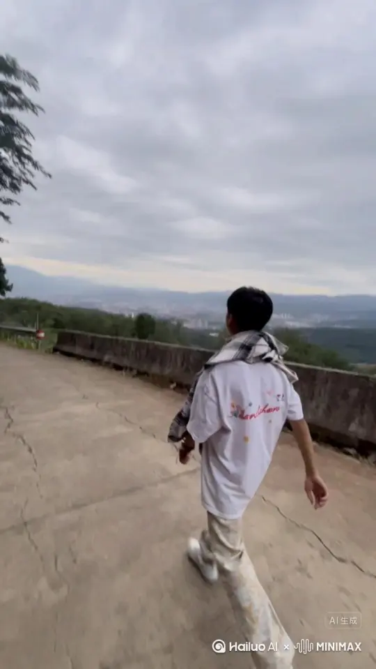 主体人物身上变出一大团微小深红色花瓣，花瓣向外爆炸式扩散，主体人物身体随之从四肢开始逐渐瓦解，化作无数红色粒子轻盈飘散，最终人物完全消散在漫天飞舞的花瓣中，人物完全消失，写实风格，电影光效 by Hailuo AI Video Generator