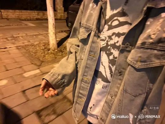 帮我生成一个视频:让图片中的场景动起来，人物变成无数灰色沙尘消失在视频中，向右吹走，(沙尘数量只在人物慢慢中涌出，然后消失)原比例。模型 高品质[右移,左摇,跟随] by Hailuo AI Video Generator
