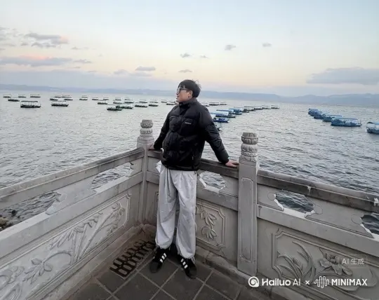帮我生成一个视频：让图片中的场景动起来，人物变成无数玫瑰花瓣瞬间炸开之后人物消失在视频中，向右大片吹去，原比例。比例 16:9，时长 5s，模型 高品质[推出,上升,下摇] by Hailuo AI Video Generator