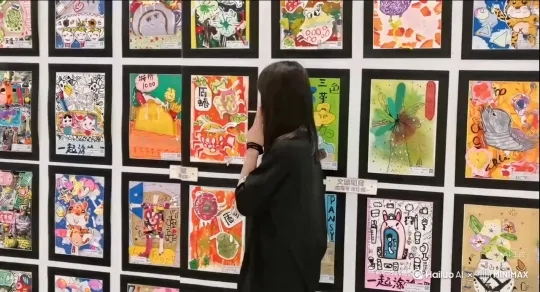 帮我生成一个视频：让图片中的场景动起来，人物变成无数玫瑰花瓣消失在视频中，向右吹走，（玫瑰花瓣数量只在人物慢慢中涌出，然后消失）原比例。模型 高品质 by Hailuo AI Video Generator