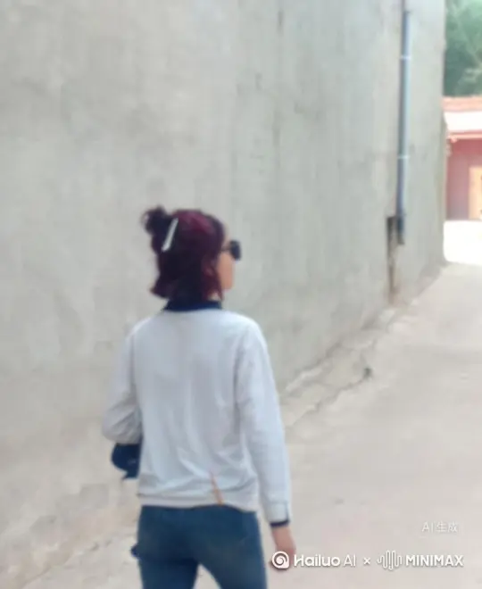 帮我生成一个视频：让图片中的场景动起来，人物变成无数灰色颗粒消失在视频中，向右吹走，原比例。比例 16:9，时长 5s，模型 高品质[右移,跟随] by Hailuo AI Video Generator