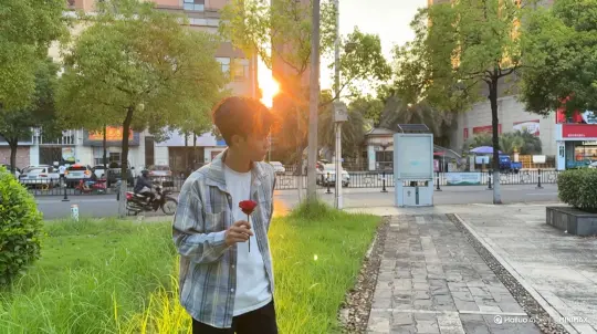 帮我生成一个图片：让图片的场景动起来，人物变成无数蓝白红沙尘消失在视频中，向右吹走（沙尘数量只在人物中慢慢涌出，然后消失）原比例。模型  [右移,左摇,跟随]高品质[右移,左摇,跟随] by Hailuo AI Video Generator