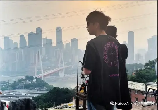 帮我生成一个视频：让图片中的场景动起来，人物变成无数灰色颗粒消失在视频中 向右吹走，原比例，时长5s，模式高品质 by Hailuo AI Video Generator