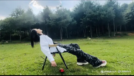 帮我生成一个视频让图片中的场景动起来 人物变成无数红色沙尘消失在视频中、向右吹走，（沙尘无数量只在人物中涌慢慢涌出、然后消失）原比例。模型高品质[右移,左摇,跟随] by Hailuo AI Video Generator
