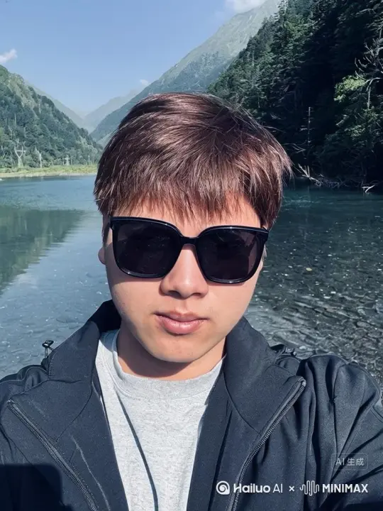 让图片中的场景动起来，人物变成无数红色颗粒消失在视频中，向右吹走，原比例。比例 16:9，时长 7s，模型 高品质[右移,左摇,跟随]。 by Hailuo AI Video Generator
