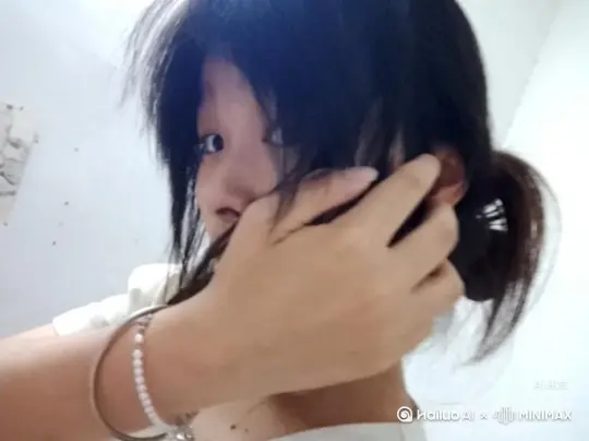 帮我生成一个视频：让图片中的场景动起来，人物变成无数灰色沙尘消失在视频中，向右吹走，（沙尘数量只在人物慢慢涌出，然后消失）原比例。模型 高品质 by Hailuo AI Video Generator