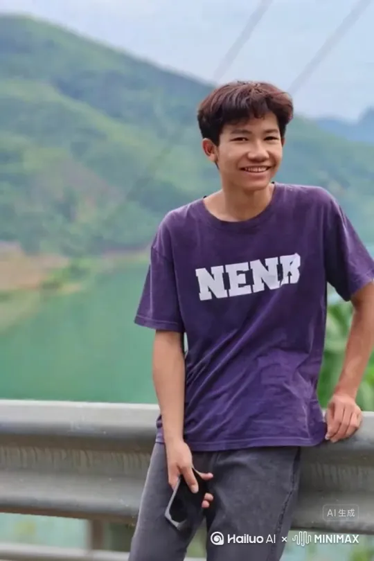 帮我生成一个视频：让图片中的场景动起来，人物变成无数灰色沙尘消失在视频中向右吹走（沙尘数量只在人物漫漫中涌出，然后消失）原比例 模型 高品质 by Hailuo AI Video Generator