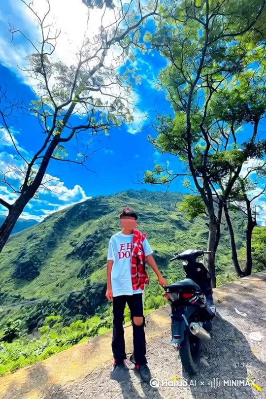 红色 by Hailuo AI Video Generator