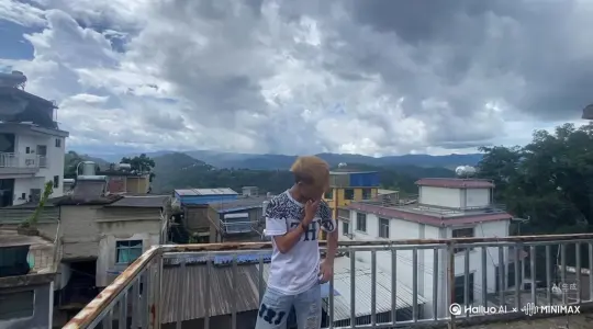 给我搞后面那个帮我生成一个视频：让图片中的场景动起来，人物变成无数灰色沙尘消失在视频中，向右吹走（沙城数量只在人物中慢慢涌现，然后消失）   原比例。模型  高画质 by Hailuo AI Video Generator