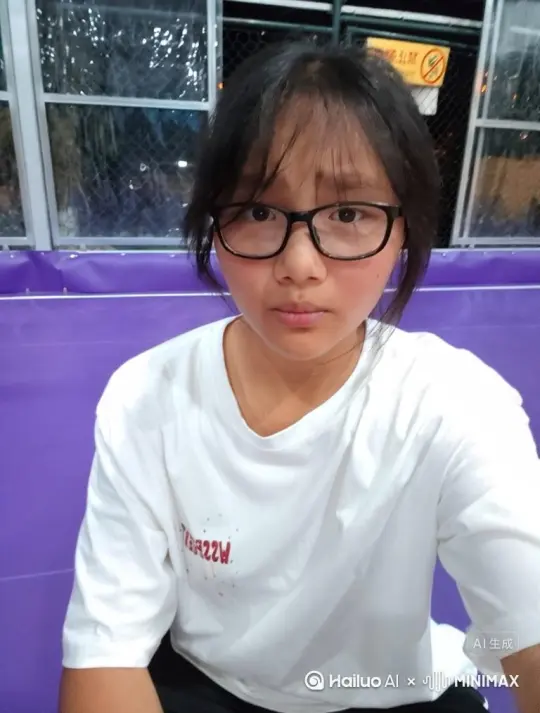 帮我生成一个视频：让图片中的场景动起来，人物变成无数灰色颗粒消失在视频中，向右吹走，原比例。比例 16:9，时长 5s，模型 高品质 by Hailuo AI Video Generator