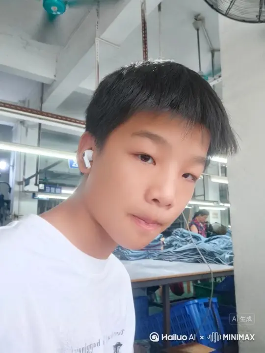 从她的肩膀和脸庞开始,碎裂成鲜红的玫瑰花瓣。她的身形不断消散,一片片地,直到最后只剩下漂浮的尘埃,在阳光中渐渐淡去。在整个过程中,阴影和光线必须保持完全不变。鲜红色的颗粒缓缓飘动,既不发光也不反光。确保碎裂过程看起来平滑自然,颗粒的大小和飘动方向保持一致,且无扭曲。 by Hailuo AI Video Generator