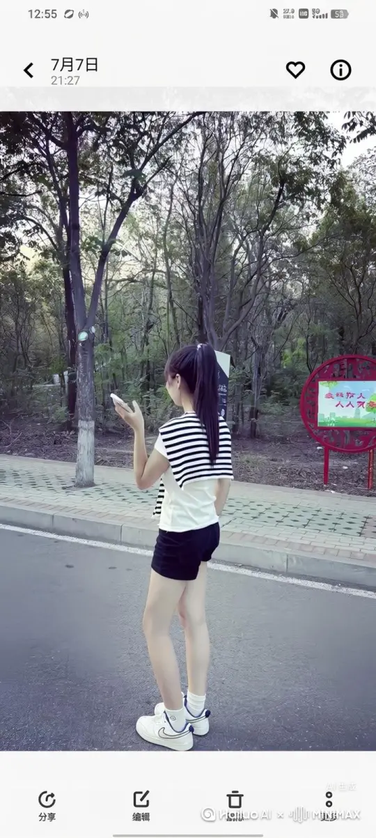 这个试帮我生成一个视频：让图片中的场景动起来，人物变成无数玫瑰花瓣消失在视频中，向右吹走（花瓣数量只在人物中慢慢涌现，然后消失）   原比例。模型  高画质。 by Hailuo AI Video Generator