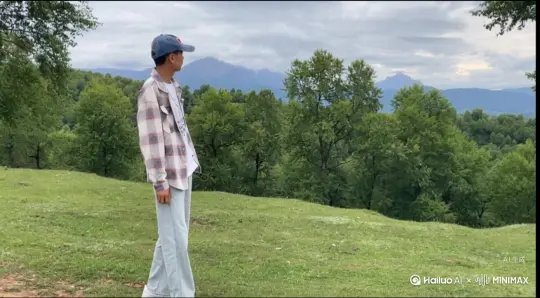 帮我生成一个视频：让图片中的场景动起来，人物变成
无数灰色沙尘消失在视频中，向右吹走，（沙尘数量只在人物中慢慢涌出然后消失原比例。）模版高品质左移右摇跟随 by Hailuo AI Video Generator