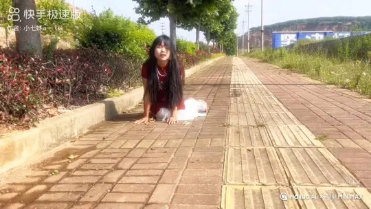 把它身体变成玫瑰花瓣数开 by Hailuo AI Video Generator