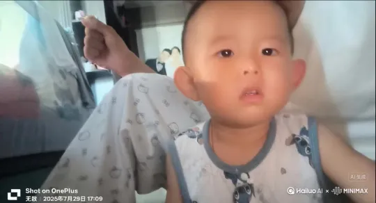 红色 by Hailuo AI Video Generator