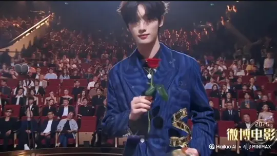 帮我生成一个视频：人物一点点消失变成无数红色的花瓣消失在视频中向右吹走，原比例。时长三秒 by Hailuo AI Video Generator