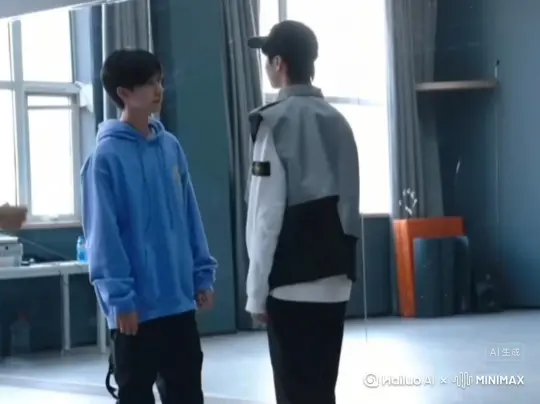 片中场景的左边人物动起来右边的人物站着不动，左边人物变成无数红色花瓣消失在视频中向右吹走原比例，人物粒子化消散，特效主体人物变成粒子颜色为深红色，向外爆炸式扩散，写实风格，电影光效果 by Hailuo AI Video Generator