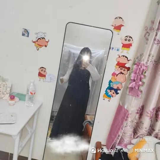 主体人物身上变出一大团微小深红色花瓣，花瓣向外爆炸式扩散，主体人物身体随之从四肢开始逐渐瓦解，化作无数红色粒子轻盈飘散，最终人物完全消散在漫天飞舞的花瓣中，人物完全消失，写实风格，电影光效。花瓣要从右边飞 by Hailuo AI Video Generator