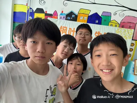 主体人物身上变出一大团微小深红色花瓣，花瓣向外爆炸式扩散主体人物身体，随之从四肢开始逐渐瓦解，化作无数红色粒子轻盈飘散，最终人物完全消失在漫天飞舞的花瓣中，人物完全消失 by Hailuo AI Video Generator