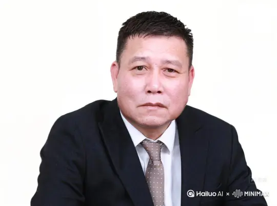 场景与氛围 办公室内，暖黄落地灯营造静谧氛围，棕红色皮沙发搭配规整文件，传递沉稳思考感。 演员调动 企业家着西装坐沙发，右手持咖啡杯，左手翻书。阅读时目光聚焦书页，喝咖啡时慢抬杯轻啜，动作自然流畅。 运镜设计 开场定帧：静态呈现人物持书握杯姿态，定格 2 - 3 秒。 环绕运镜：镜头从正前稍右侧，匀速向左环绕，捕捉翻书、啜饮、专注神态，镜头平稳。 by Hailuo AI Video Generator