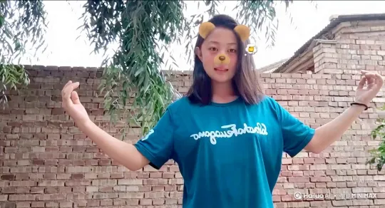 帮我生成一个视频：让图片中的场景动起来，人物变成无数红色玫瑰消失在视频中，向右吹走，原比例。比例 16:9，时长 5s，模型 高品质 by Hailuo AI Video Generator