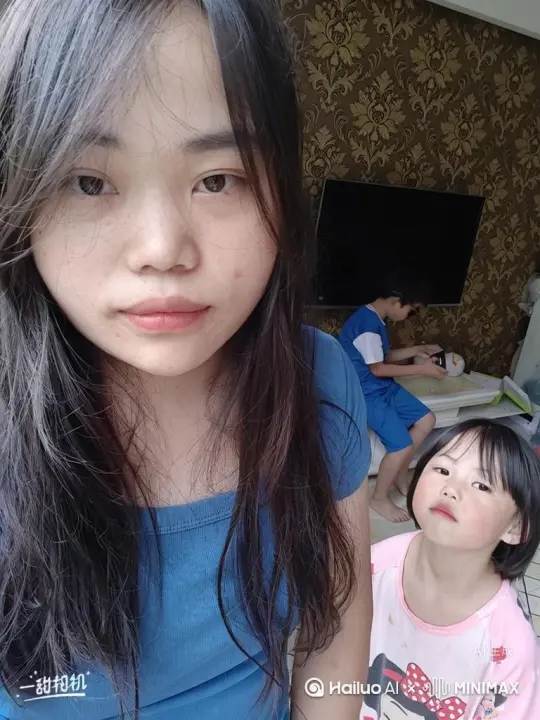 从她的肩膀和脸庞开始,碎裂成鲜红的玫瑰花瓣。她的身形不断消散,一片片地,直到最后只剩下漂浮的尘埃,在阳光中渐渐淡去。在整个过程中,阴影和光线必须保持完全不变。鲜红色的颗粒缓缓飘动,既不发光也不反光。确保碎裂过程看起来平滑自然,颗粒的大小和飘动方向保持一致,且无扭曲。 by Hailuo AI Video Generator