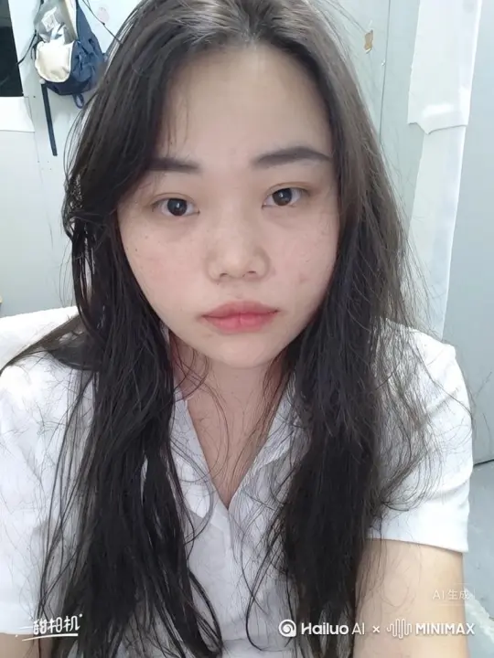 这个人站起来以后，转身离开又回头微笑，然后整个人碎裂成鲜红的玫瑰花瓣。她的身形不断消散，一片片地，直到最后只剩下漂浮的尘埃，在阳光中渐渐淡去。在整个过程中，阴影和光线必须保持完全不变。鲜红色的颗粒缓缓飘动，既不发光也不反光。确保碎裂过程看起来平滑自然，颗粒的大小和飘动方向保持一致，且无扭曲。 by Hailuo AI Video Generator