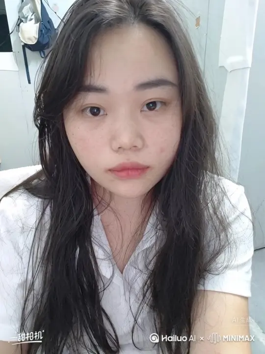 这个人站起来以后，来到玫瑰花园，面对镜头微笑，然后整个人碎裂成鲜红的玫瑰花瓣。她的身形不断消散，一片片地，直到最后只剩下漂浮的尘埃，在阳光中渐渐淡去。在整个过程中，阴影和光线必须保持完全不变。鲜红色的颗粒缓缓飘动，既不发光也不反光。确保碎裂过程看起来平滑自然，颗粒的大小和飘动方向保持一致，且无扭曲。 by Hailuo AI Video Generator