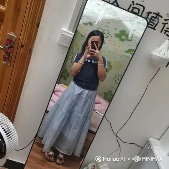 帮我生成一个视频，让图片中的场景动起来，人物变成无数红色花瓣颗粒消失在视频中从入向上吹走。原比例原色彩保持不变 by Hailuo AI Video Generator