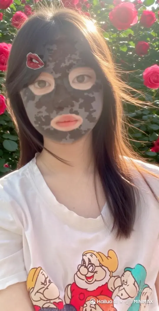 从她的肩膀和脸庞开始，碎裂成鲜红的玫瑰花瓣。她的身形不断消散，一片片地，直到最后只剩下漂浮的尘埃，在阳光中渐渐淡去。在整个过程中，阴影和光线必须保持完全不变。鲜红色的颗粒缓缓飘动，既不发光也不反光。确保碎裂过程看起来平滑自然，颗粒的大小和飘动方向保持一致，且无扭曲。 by Hailuo AI Video Generator