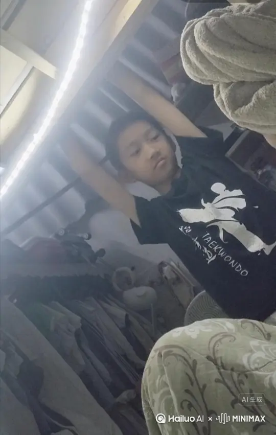 让图片中的场景动起来，人物变成无数玫瑰花瓣消失在视频中，向右吹走，原比例。比例 16:9，时长 5s，模型 高品。比例 9:16。 by Hailuo AI Video Generator