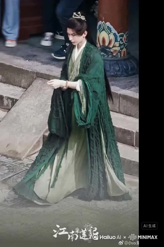 从她的肩膀和脸庞开始，碎裂成鲜红的玫瑰花瓣。她的身形不断消散，一片片地，直到最后只剩下漂浮的尘埃，在阳光中渐渐淡去。在整个过程中，阴影和光线必须保持完全不变。鲜红色的颗粒缓缓飘动，既不发光也不反光。确保碎裂过程看起来平滑自然，颗粒的大小和飘动方向保持一致，且无扭曲。 by Hailuo AI Video Generator