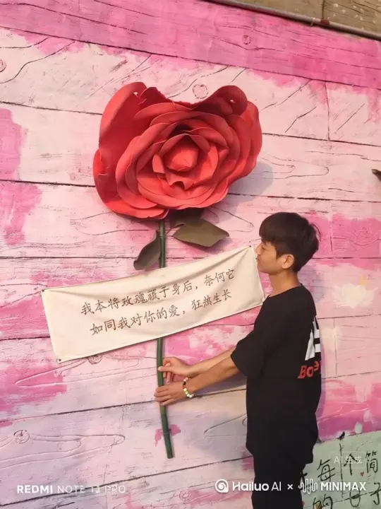 （主体人物身上变出一大团微小深红色花瓣，花瓣向外爆炸式扩散，主体人物身体随之从四肢开始逐渐瓦解，化作无数红色粒子轻盈飘散，最终人物完全消散在漫天飞舞的花瓣中，人物完全消失，写实风格，电影光效）拿了回复下[右移,左摇,跟随][右移,左摇,跟随] by Hailuo AI Video Generator