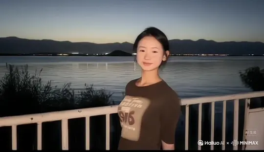 帮我生成一个视频:让图片中的场景动起来,人
物变成无数细沙消失在视频中,向右吹走,
(细沙只在人物中慢慢涌出，然后消失)原
比例。模型高品质 by Hailuo AI Video Generator