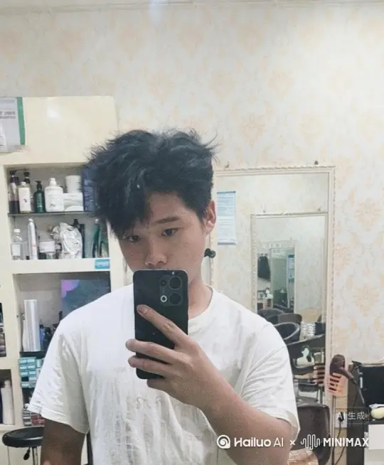头固定拍摄 ->（0 - 5s），一阵风向画面右侧吹过-＞主体保持姿势不动～＞从身体左侧开始逐渐分解消散，消失不见，化为 1000 立方米浓密且细小的红色花瓣与红色粉末，迅速占据画面的三分之二。此时，花瓣与粉末相互交织，连成一片。
->（1 - 2s）浓密的红色花瓣与粉末在微风轻拂下，缓缓朝着画面右侧扩散，仿佛一层流动的红色薄纱。
->（2 - 4s）细小的红色花瓣与红色粉末持续随风飘散，它们在空气中逐渐变得稀薄，颜色也慢慢变淡，像是红色的雾气在慢慢消散。
->（4 - 5s）画面定格：空空荡荡的背景 by Hailuo AI Video Generator