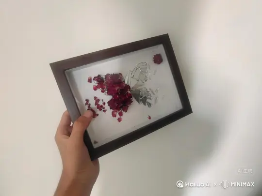 主体身上变出一大团微小深红色花瓣，花瓣向外爆炸式扩散，主体人物身体随之从四周开始逐渐瓦解，化作无数红色粒子轻盈飘散，最终人物完全消散在漫天飞舞的花瓣中，人物完全消失，写实风格，电影光效 by Hailuo AI Video Generator