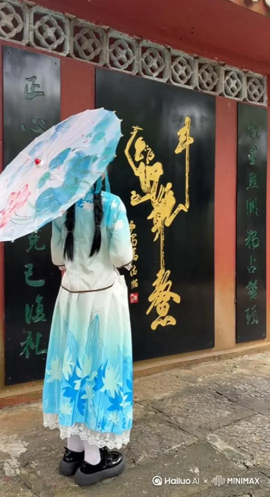 帮我生成一个视频：让图片中的场景不要动，在原地，把中间的人物变成无数红色花瓣消失在视频中，向右吹走，向右吹，人物往右走，原比例时长 5s，模型 高品质，让人物别动！就在原地不要动！花瓣多一点，场面悲壮一点，不要任何其他特效，只要大量红色花瓣，花瓣多一点 by Hailuo AI Video Generator