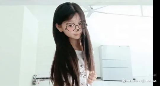 变成红色花瓣视频 by Hailuo AI Video Generator