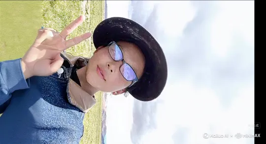 花瓣飘散。红色花 by Hailuo AI Video Generator
